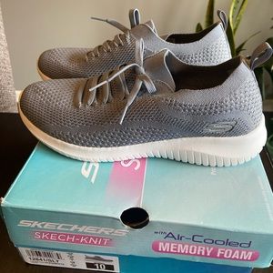 Skechers Sneaker still in the box!
